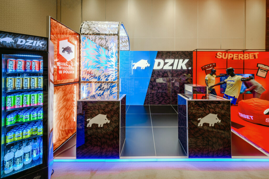 Stoisko na targi i konferencje zaprojektowane dla marki WK DZIK. Aranżacja z oświetleniem liniowym