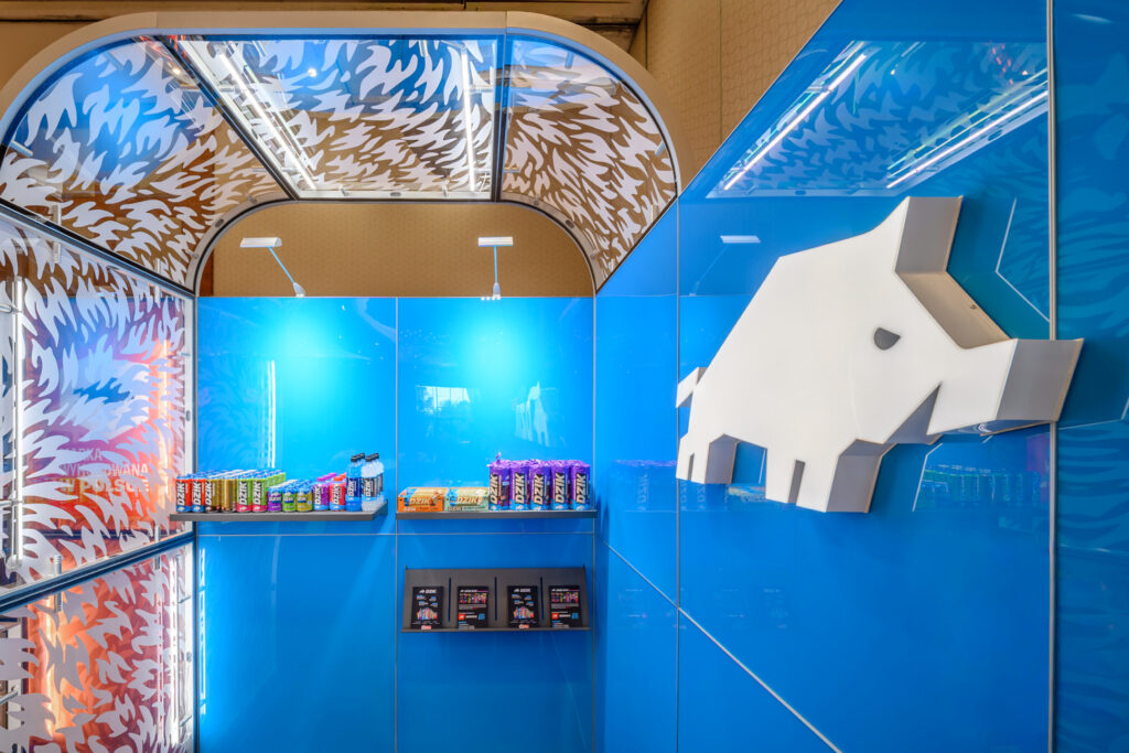 Stoisko na targi i konferencje zaprojektowane dla marki WK DZIK - zabudowa z logotypem przestrzennym oraz półkmi do ekspozycji