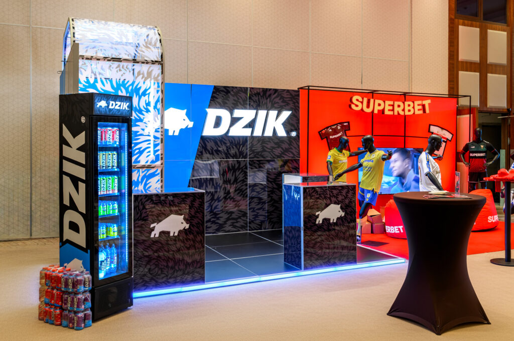 Stoisko na targi i konferencje zaprojektowane dla marki WK DZIK - aranżacja z panelami typu glass