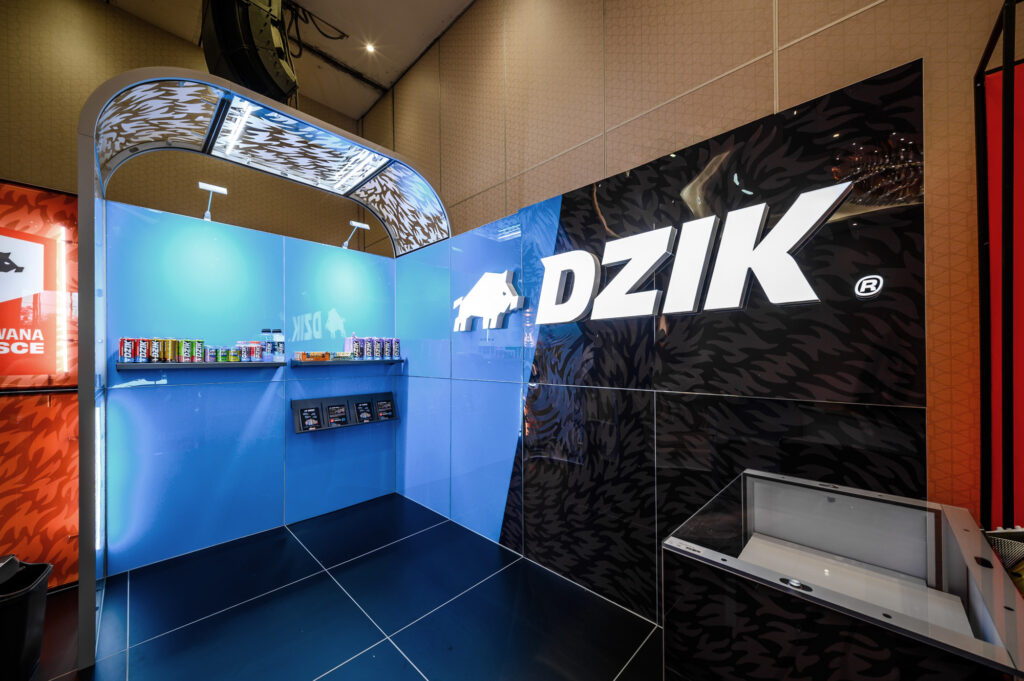 Stoisko na targi i konferencje zaprojektowane dla marki WK DZIK - zabudowa w stylu nowoczesnym z elementami łukowymi