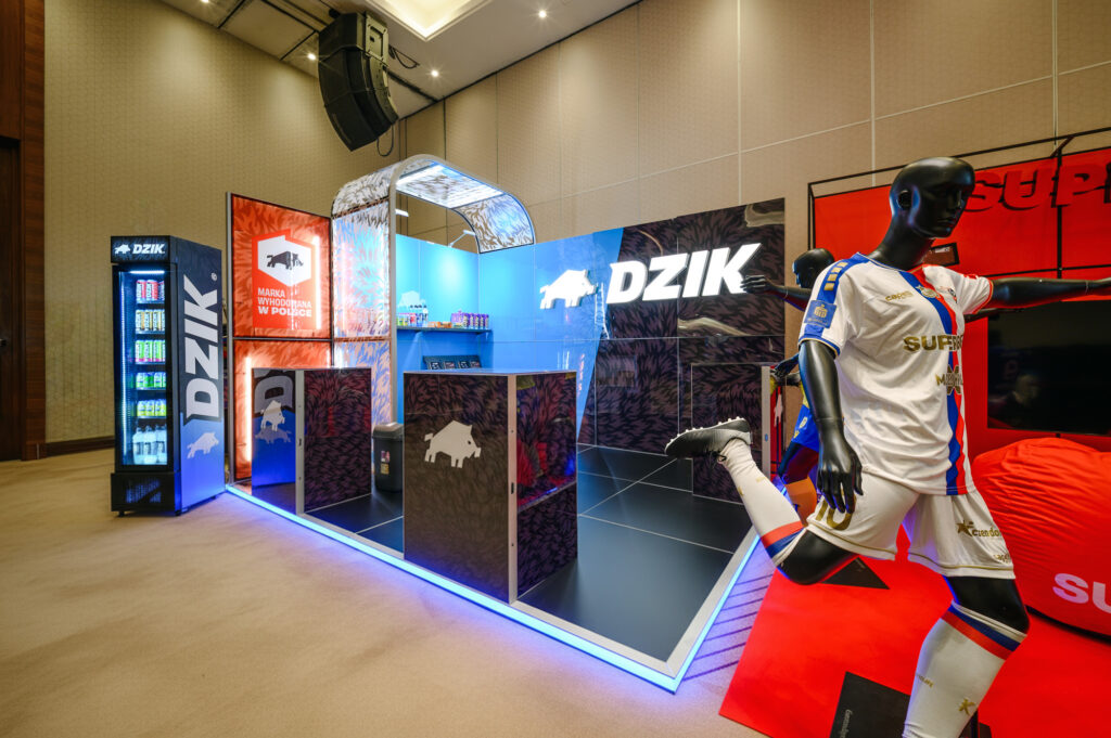 Stoisko na targi i konferencje zaprojektowane dla marki WK DZIK - projekt z panelami typu glass, reflektorami LED oraz oświetleniem liniowym podłogi