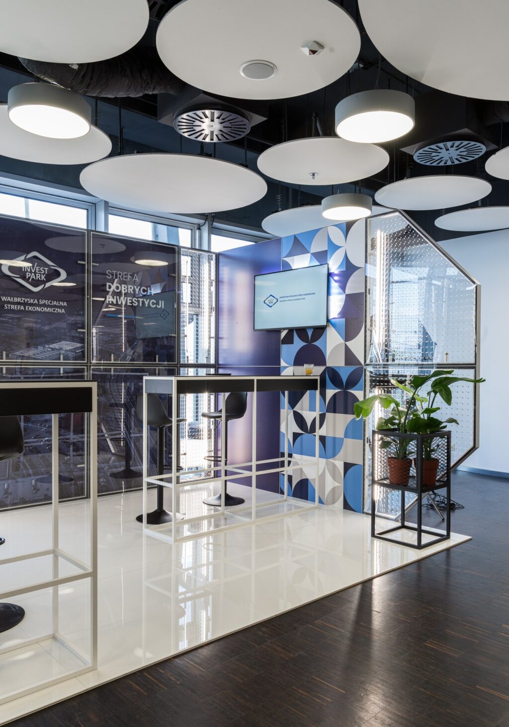 Stoisko targowe na konferencji Business Mixer wyposażone w oświetlenie liniowe