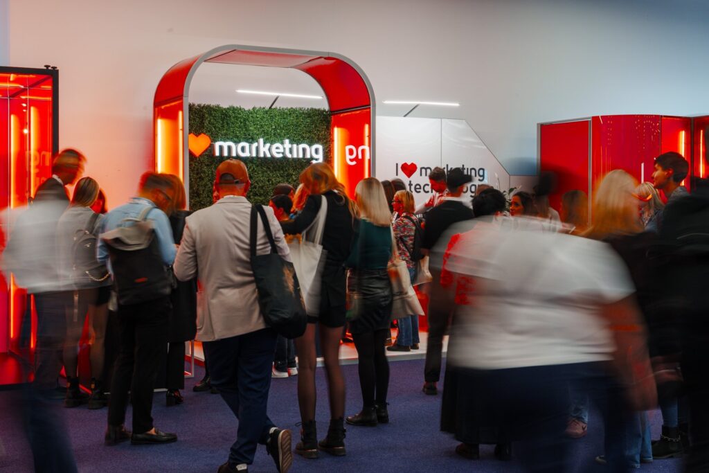 zaangażowanie odwiedzających na stoisku targowym