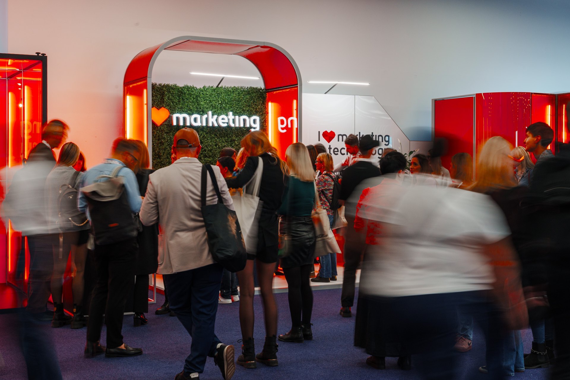 zaangażowanie odwiedzających na stoisku targowym