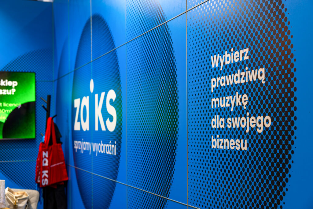 Stoisko targowe marki ZAiKS z personalizowanymi panelami graficznymi. Projekt i realizacja: Clever Frame