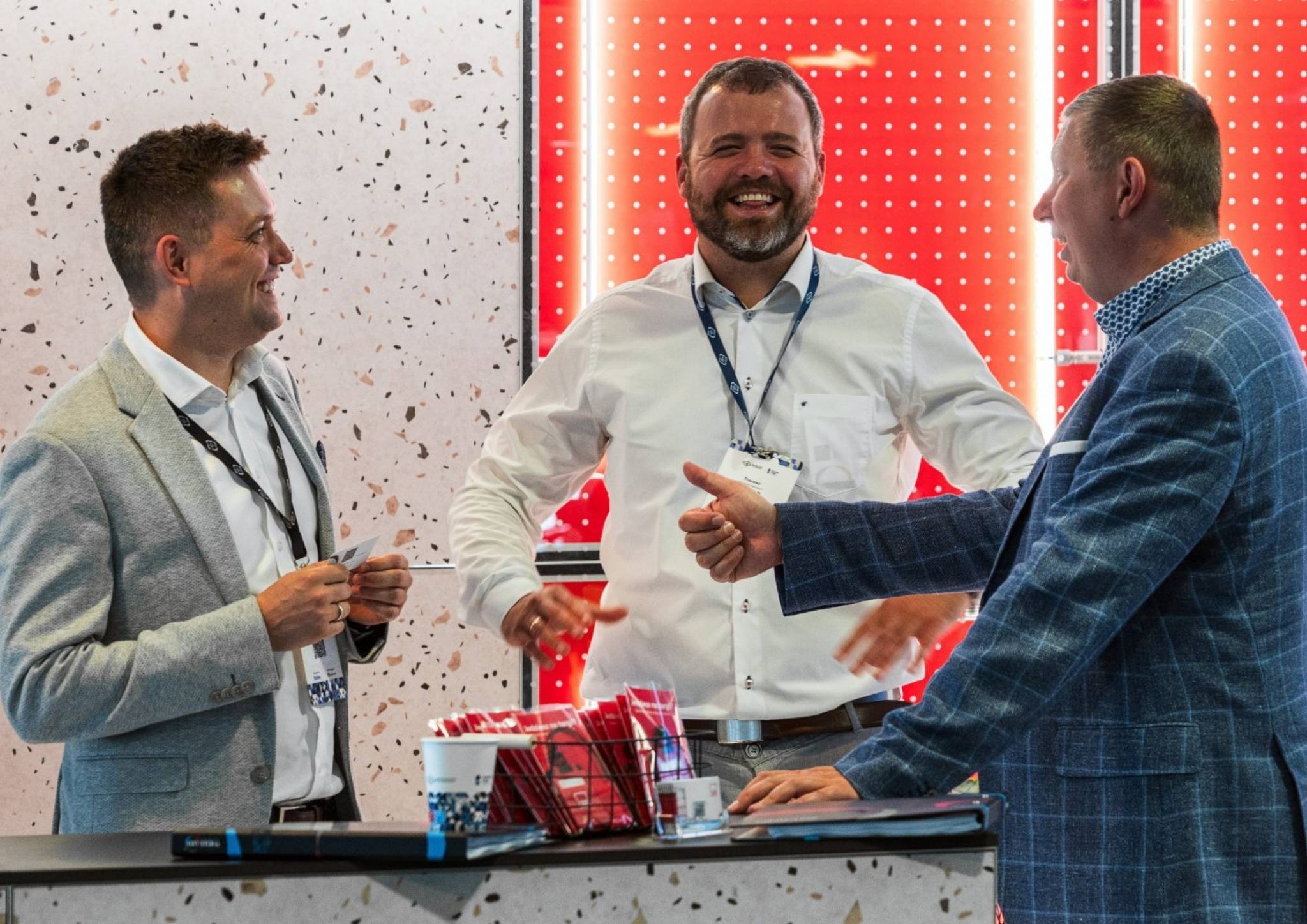 zespół na stoisku targowym